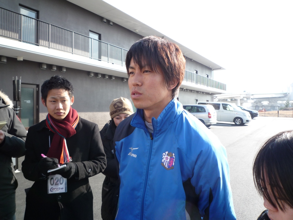 C大阪 ｃ大阪 新井場 初登場 こんなに大勢の記者に囲まれるタイプじゃないのになー 笑 とつぶやく