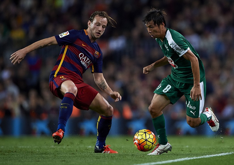 BARCELONA, SPAIN - OCTOBER 25: Takashi Inui of Eibar runs with the ball next to Ivan Rakitic (L) of Barcelona during the La Liga match between FC Barcelona and SD Eibar at Camp Nou Stadium on October 25, 2015 in Barcelona, Spain. (Photo by Manuel Queimadelos Alonso/Getty Images)